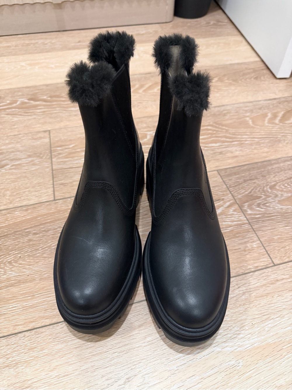 Timberland  Black Fur-Trim Chelsea Boots